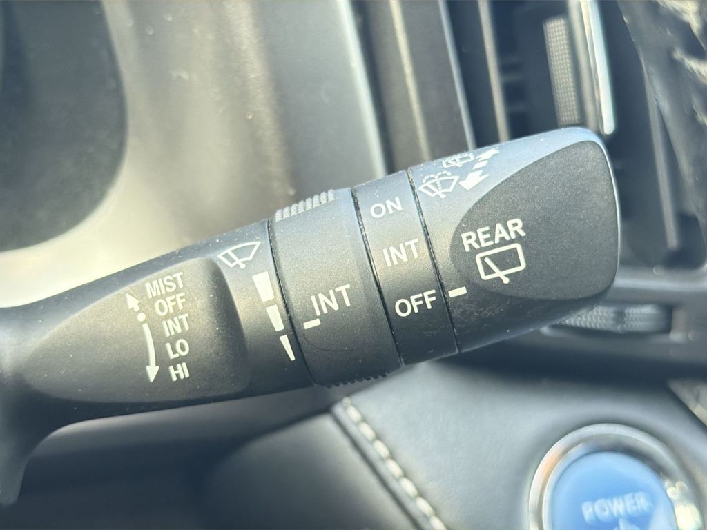 Thumbnail: 2017 Toyota RAV4 - 31