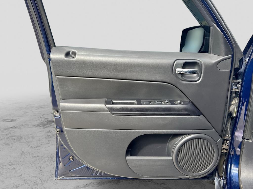 Thumbnail: 2015 Jeep Patriot - 32