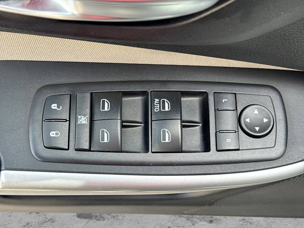 Thumbnail: 2017 Jeep Cherokee - 23