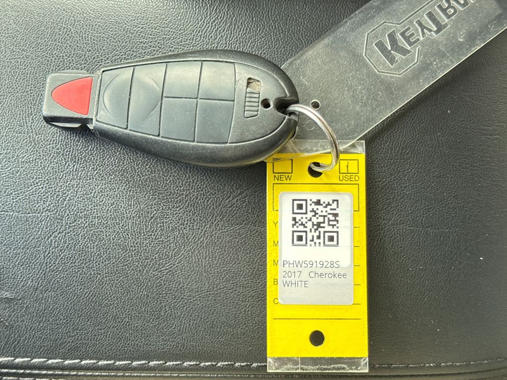 Thumbnail: 2017 Jeep Cherokee - 15