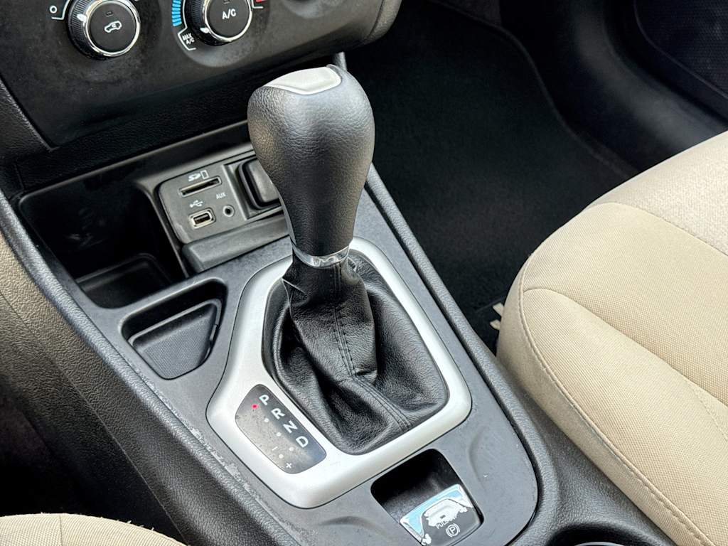 Thumbnail: 2017 Jeep Cherokee - 14
