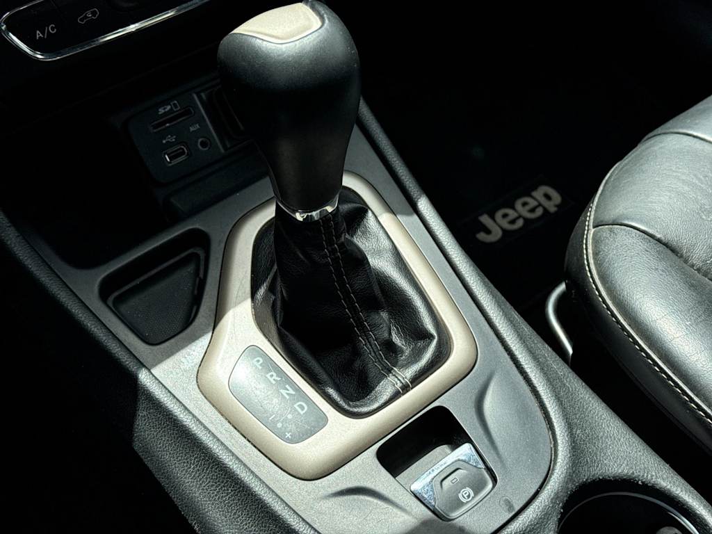 Thumbnail: 2016 Jeep Cherokee - 14