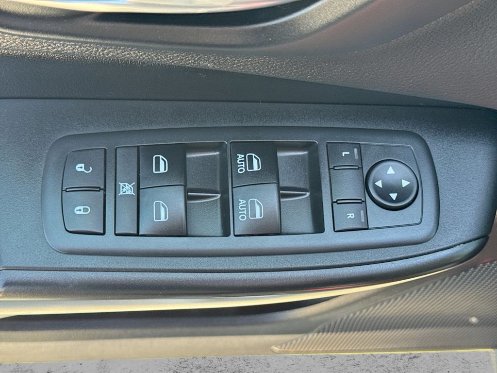 Thumbnail: 2019 Jeep Cherokee - 25