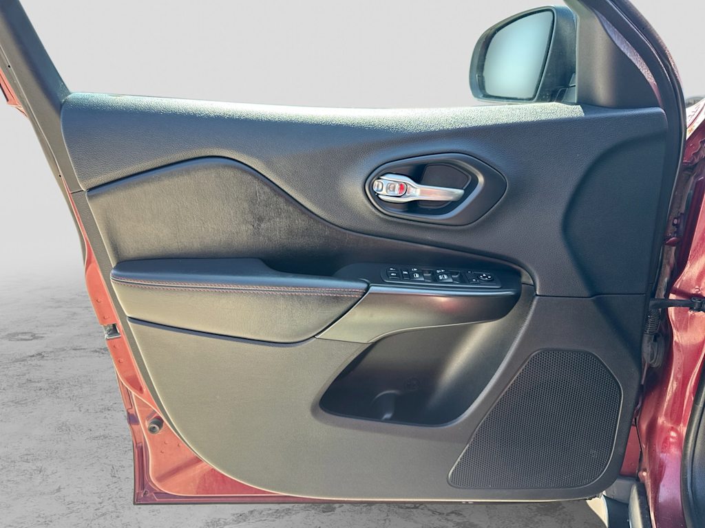 Thumbnail: 2019 Jeep Cherokee - 34