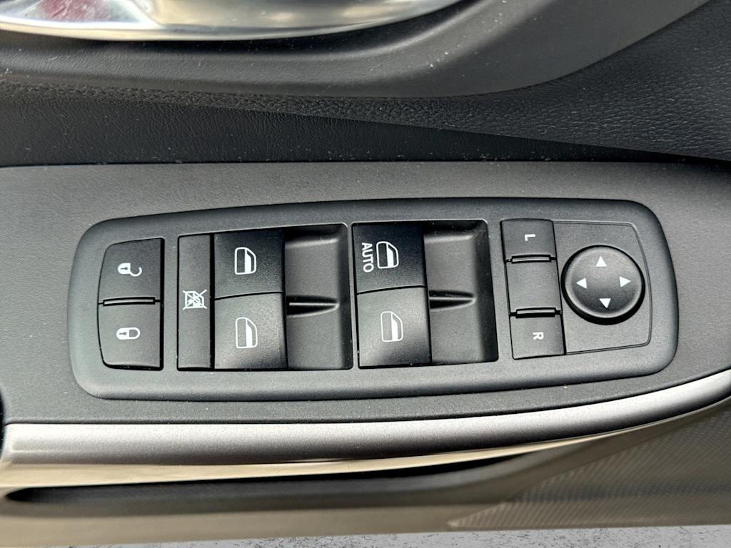 Thumbnail: 2019 Jeep Cherokee - 25