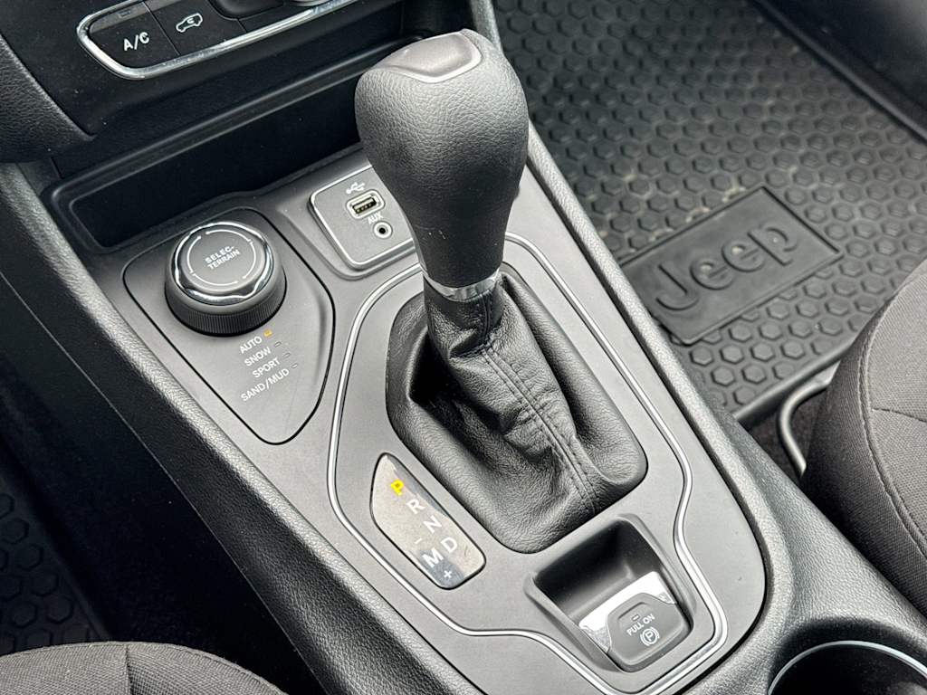 Thumbnail: 2019 Jeep Cherokee - 34