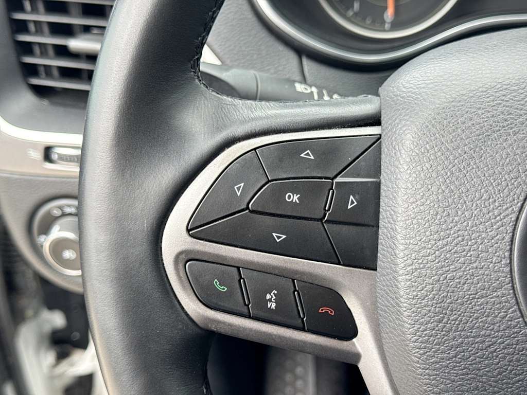 Thumbnail: 2019 Jeep Cherokee - 28