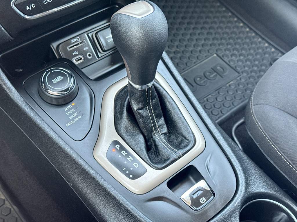 Thumbnail: 2016 Jeep Cherokee - 15