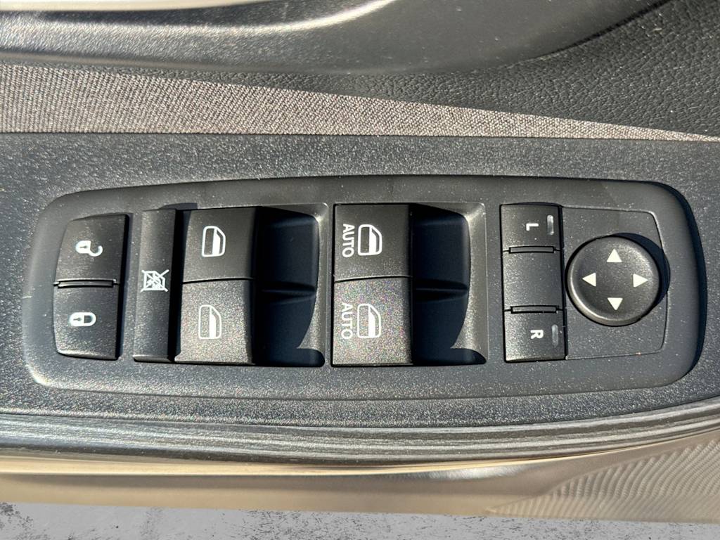 Thumbnail: 2016 Jeep Cherokee - 25