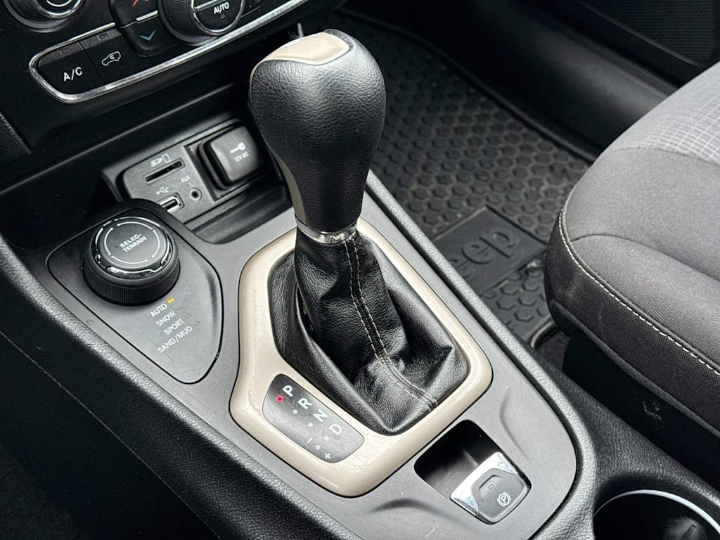 Thumbnail: 2015 Jeep Cherokee - 15