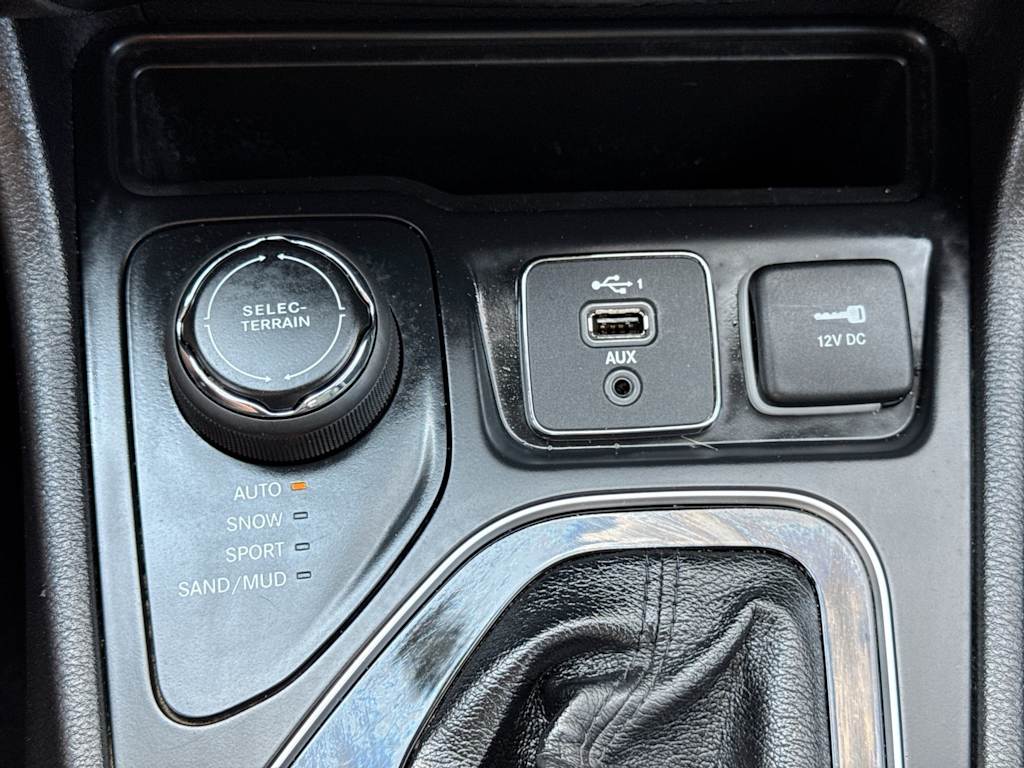 Thumbnail: 2020 Jeep Cherokee - 35