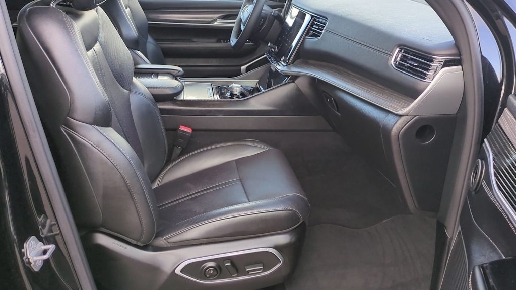 Thumbnail: 2023 Jeep Wagoneer - 24