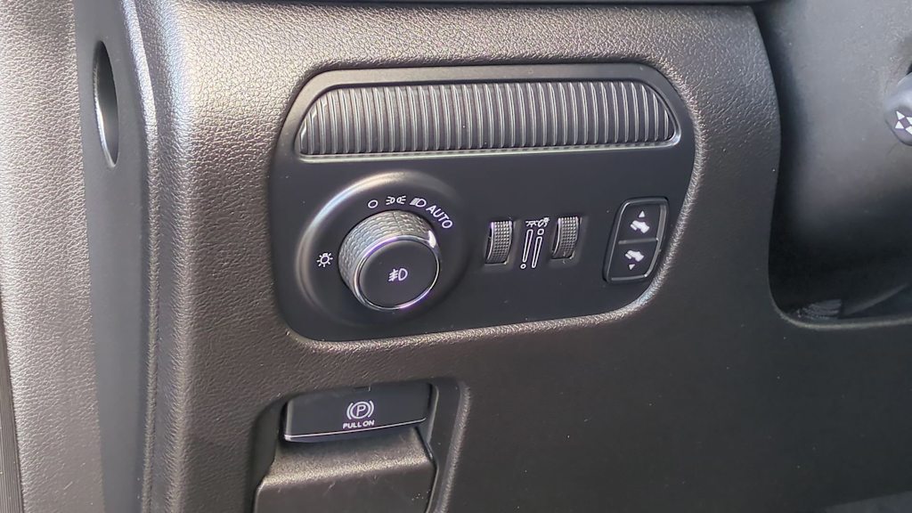 Thumbnail: 2023 Jeep Wagoneer - 22