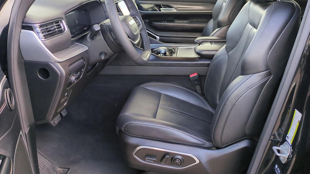 Thumbnail: 2023 Jeep Wagoneer - 11