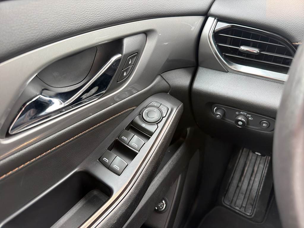 Thumbnail: 2020 Chevrolet Traverse - 24