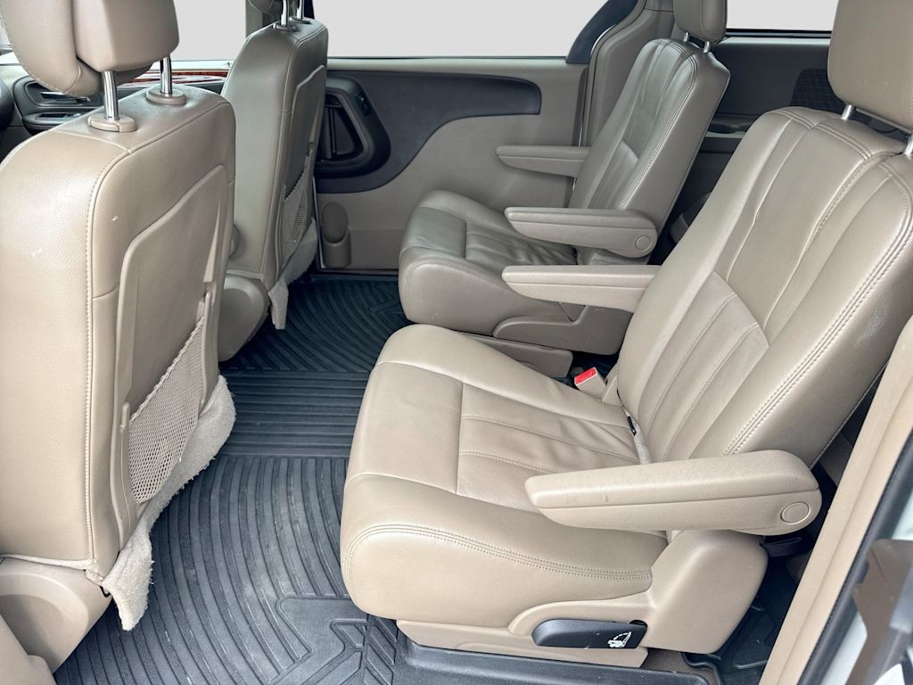 Thumbnail: 2014 Chrysler Town & Country - 12