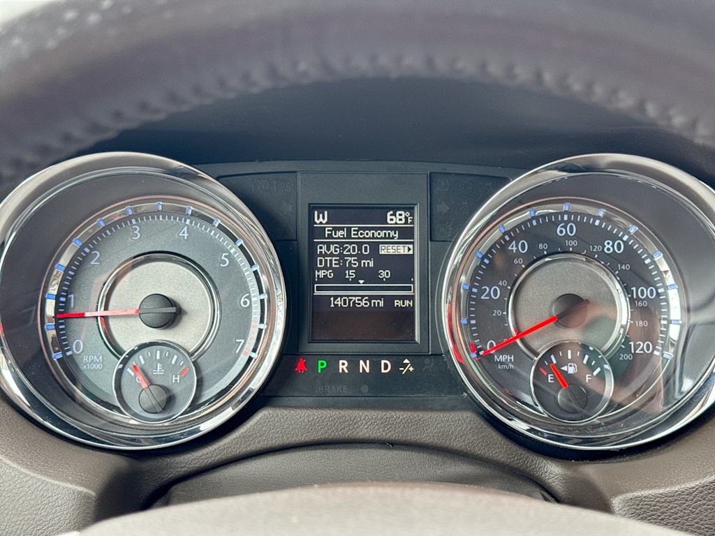 Thumbnail: 2014 Chrysler Town & Country - 15