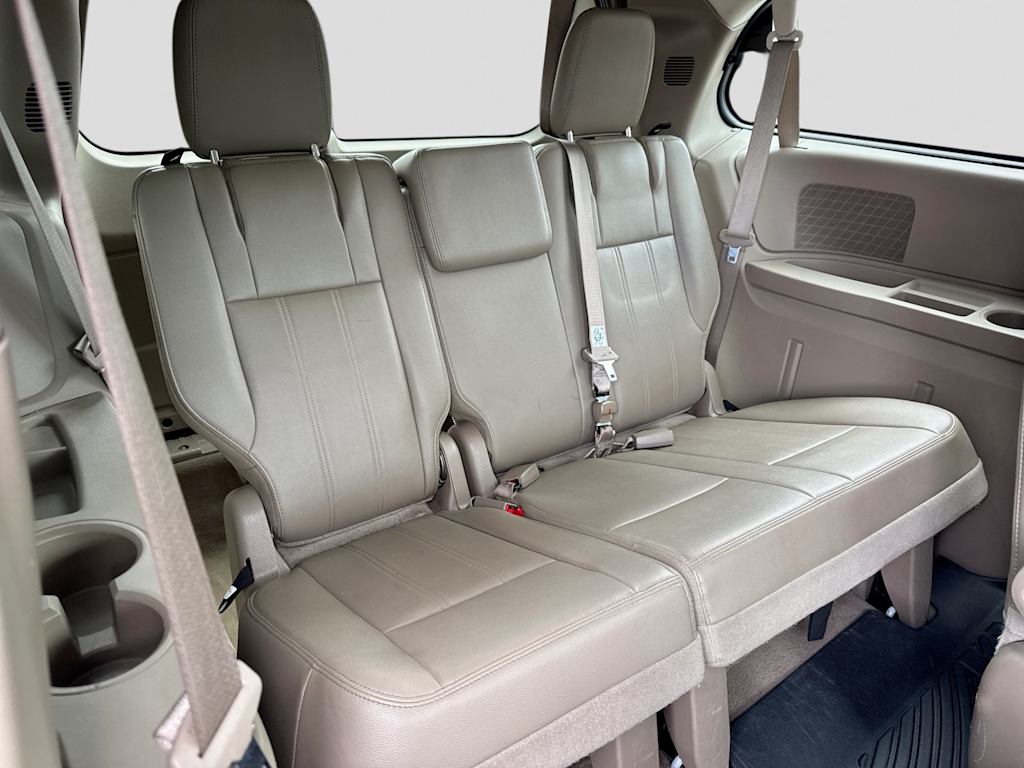 Thumbnail: 2014 Chrysler Town & Country - 11