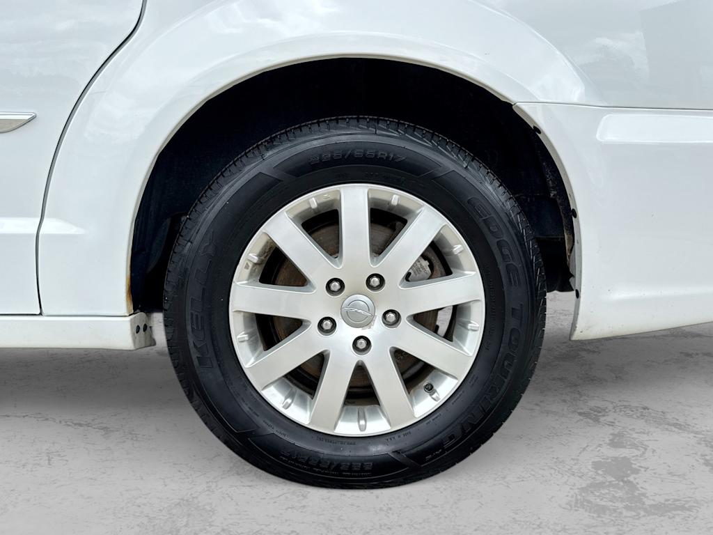 Thumbnail: 2014 Chrysler Town & Country - 8