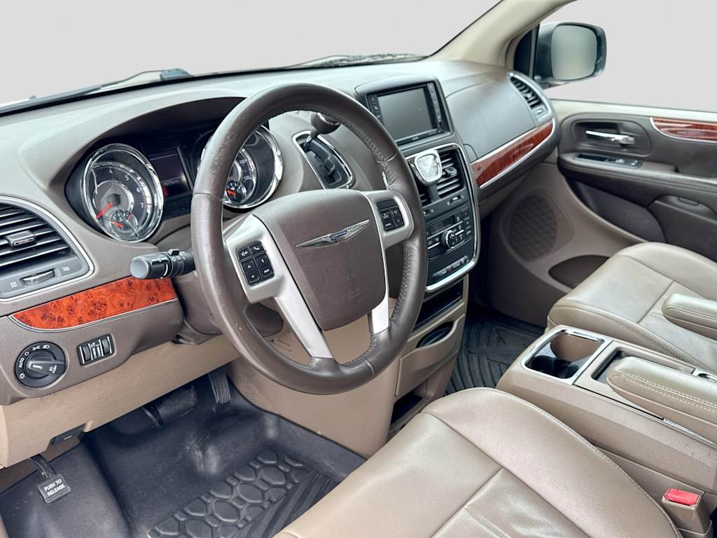 Thumbnail: 2014 Chrysler Town & Country - 2