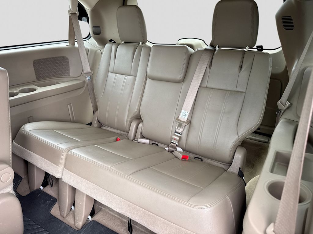 Thumbnail: 2014 Chrysler Town & Country - 28