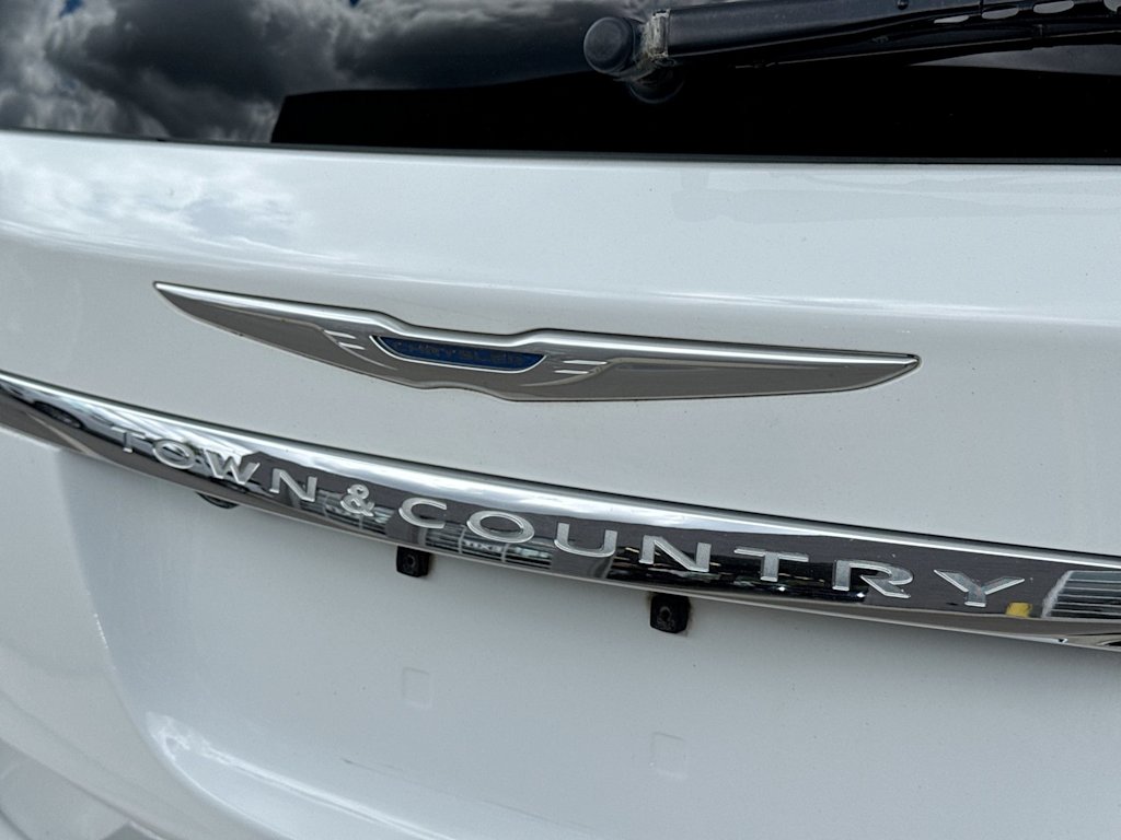 Thumbnail: 2014 Chrysler Town & Country - 23