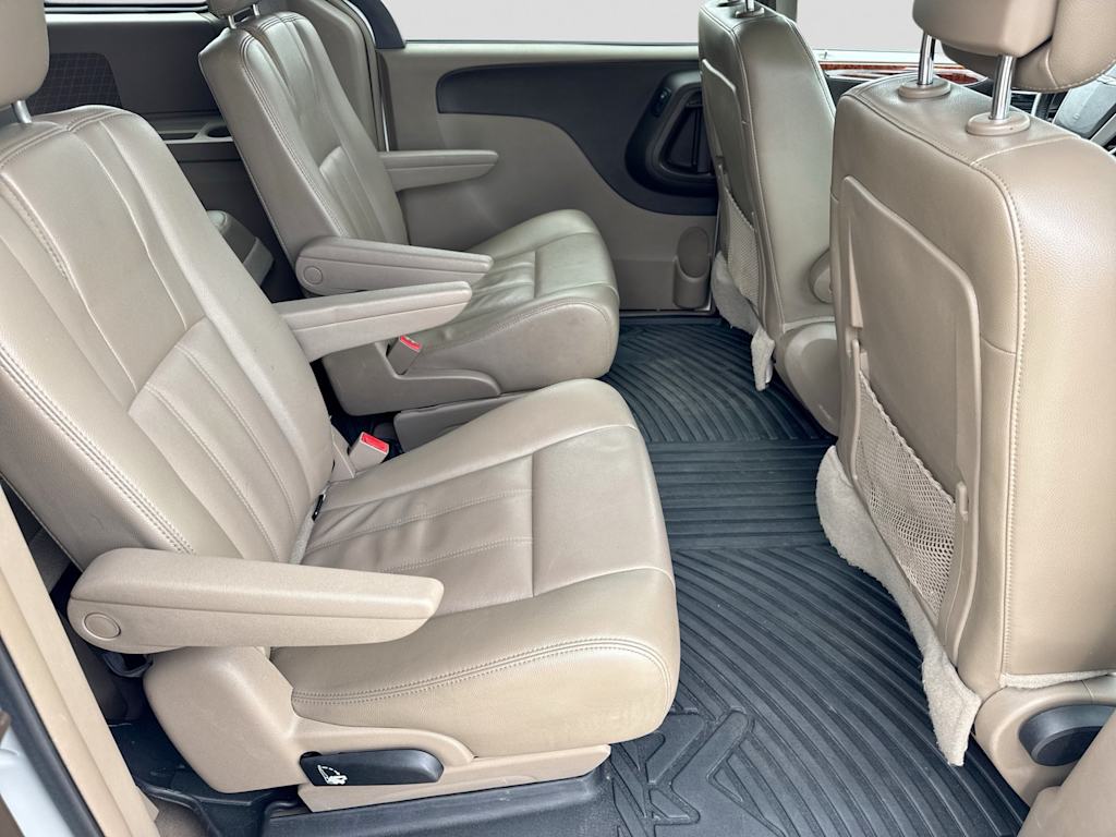 Thumbnail: 2014 Chrysler Town & Country - 27