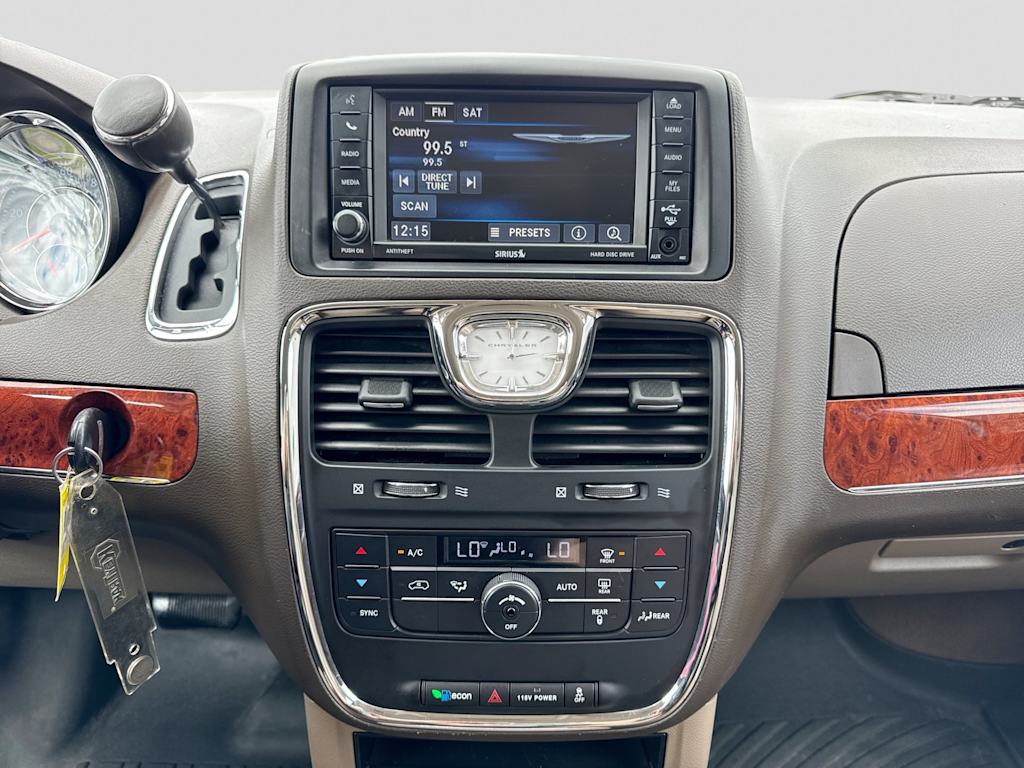 Thumbnail: 2014 Chrysler Town & Country - 14