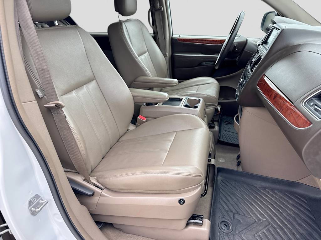 Thumbnail: 2014 Chrysler Town & Country - 29