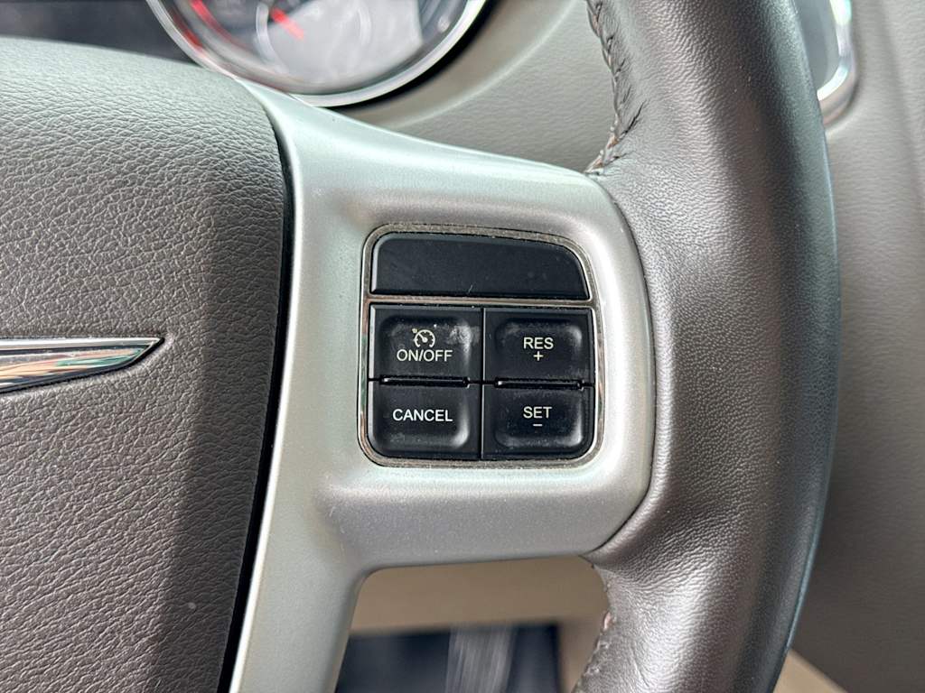 Thumbnail: 2014 Chrysler Town & Country - 31