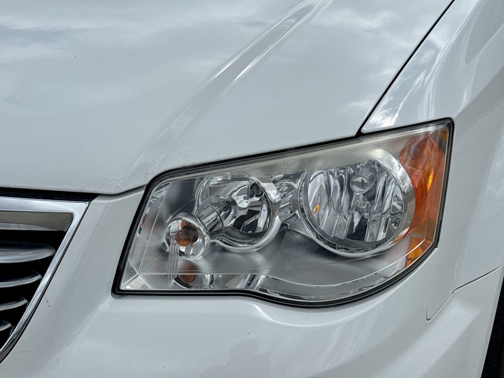 Thumbnail: 2014 Chrysler Town & Country - 22