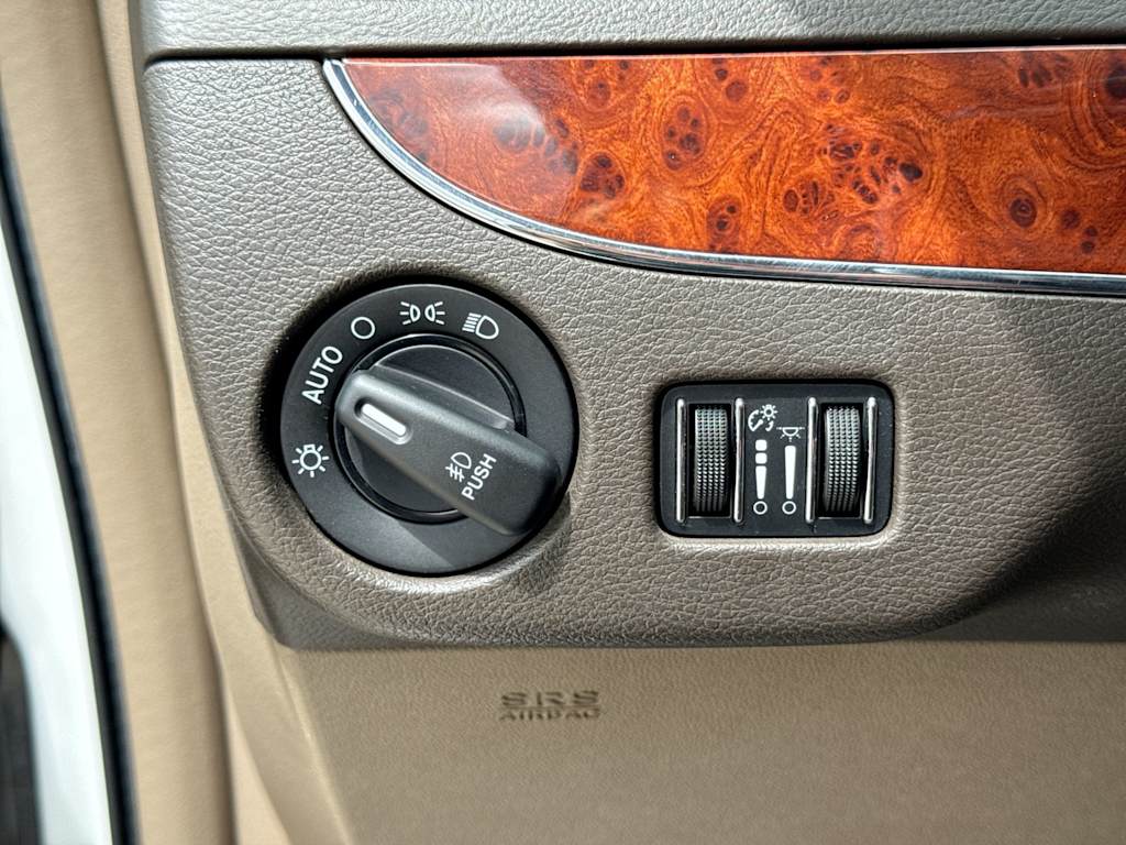 Thumbnail: 2014 Chrysler Town & Country - 32