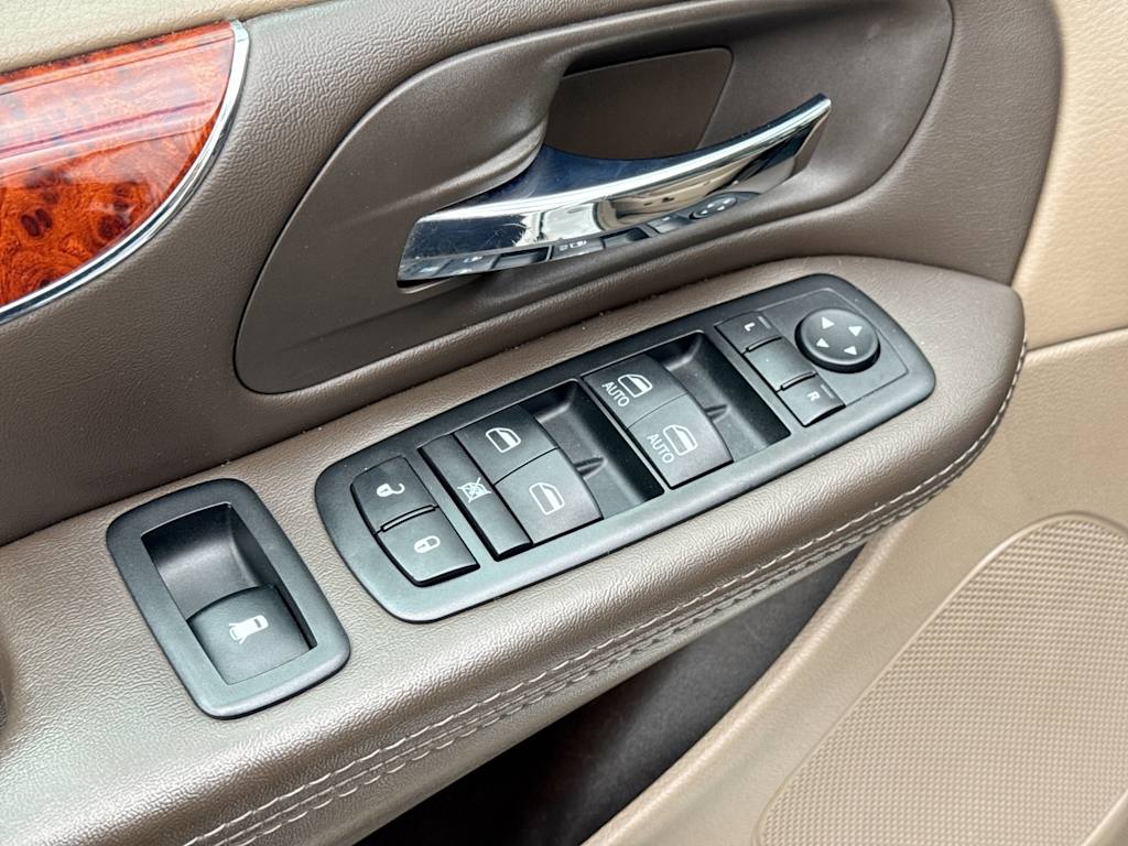 Thumbnail: 2014 Chrysler Town & Country - 25