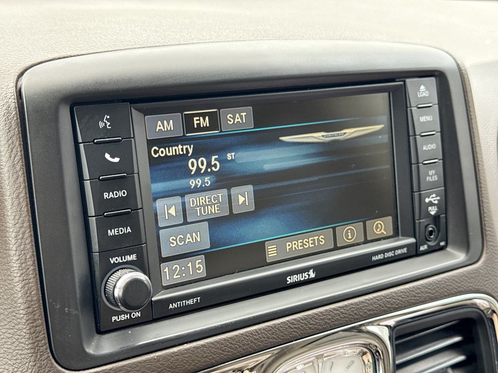 Thumbnail: 2014 Chrysler Town & Country - 33