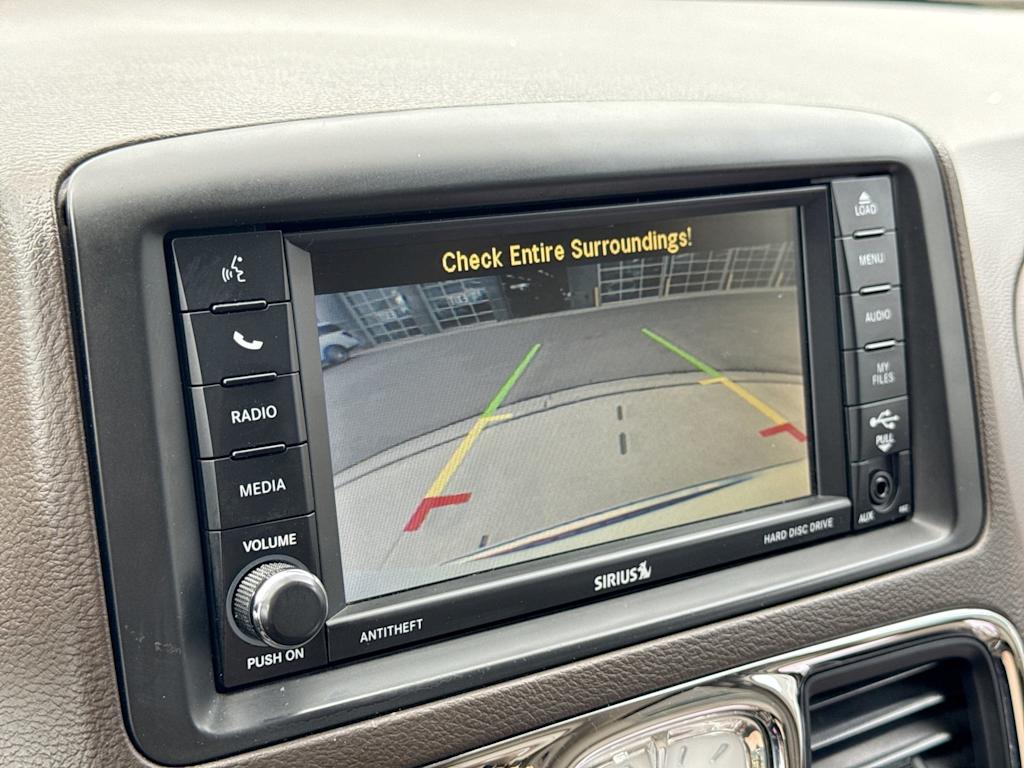 Thumbnail: 2014 Chrysler Town & Country - 34
