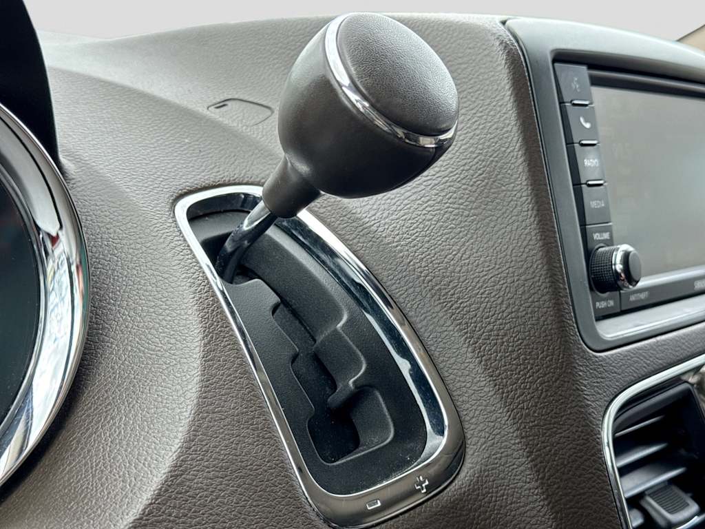 Thumbnail: 2014 Chrysler Town & Country - 37