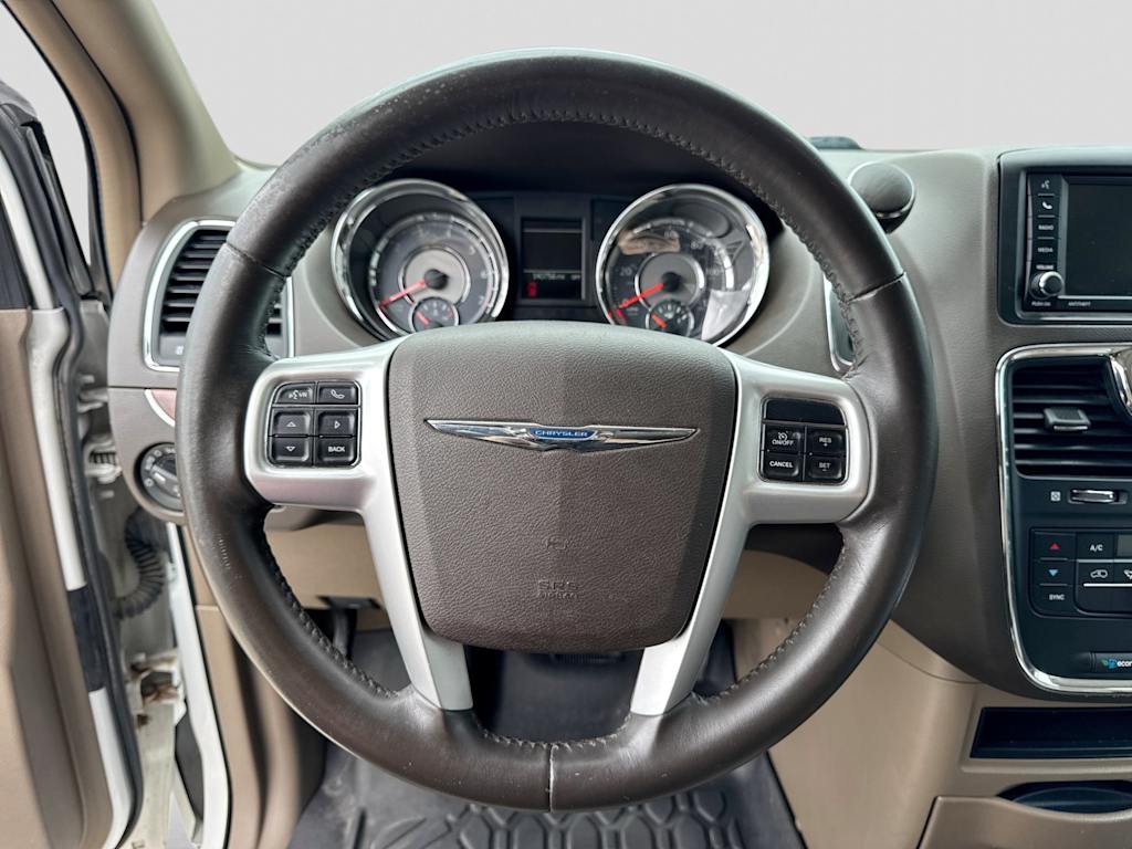 Thumbnail: 2014 Chrysler Town & Country - 13