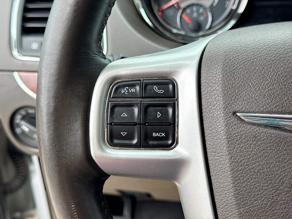 Thumbnail: 2014 Chrysler Town & Country - 30