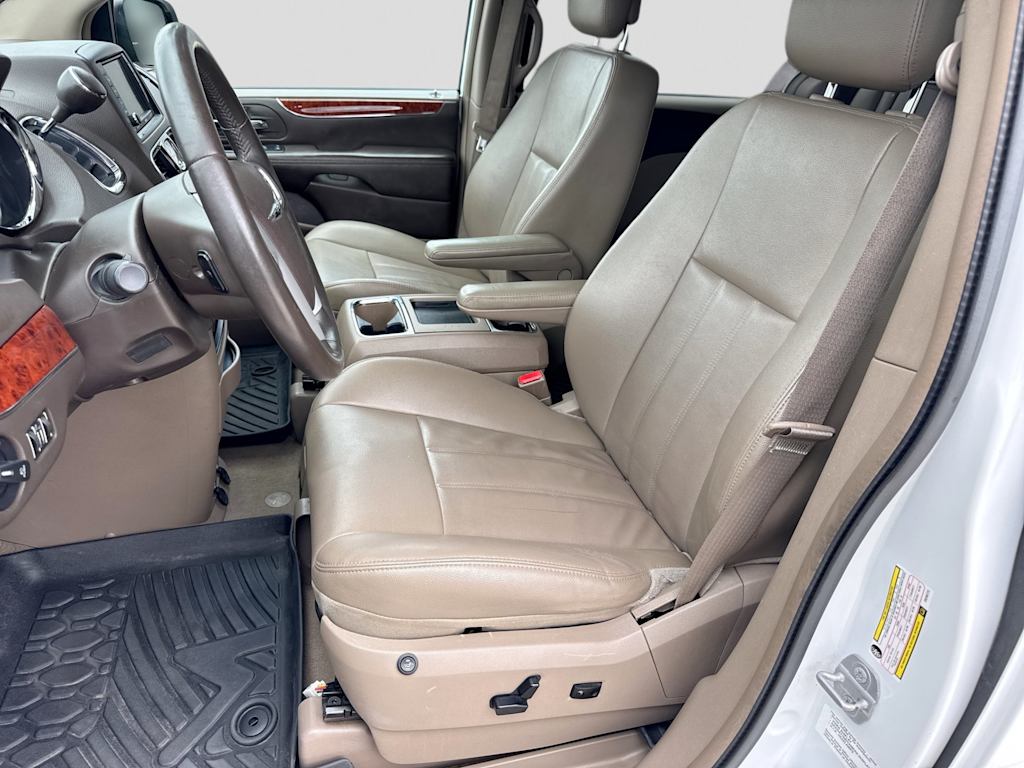 Thumbnail: 2014 Chrysler Town & Country - 10
