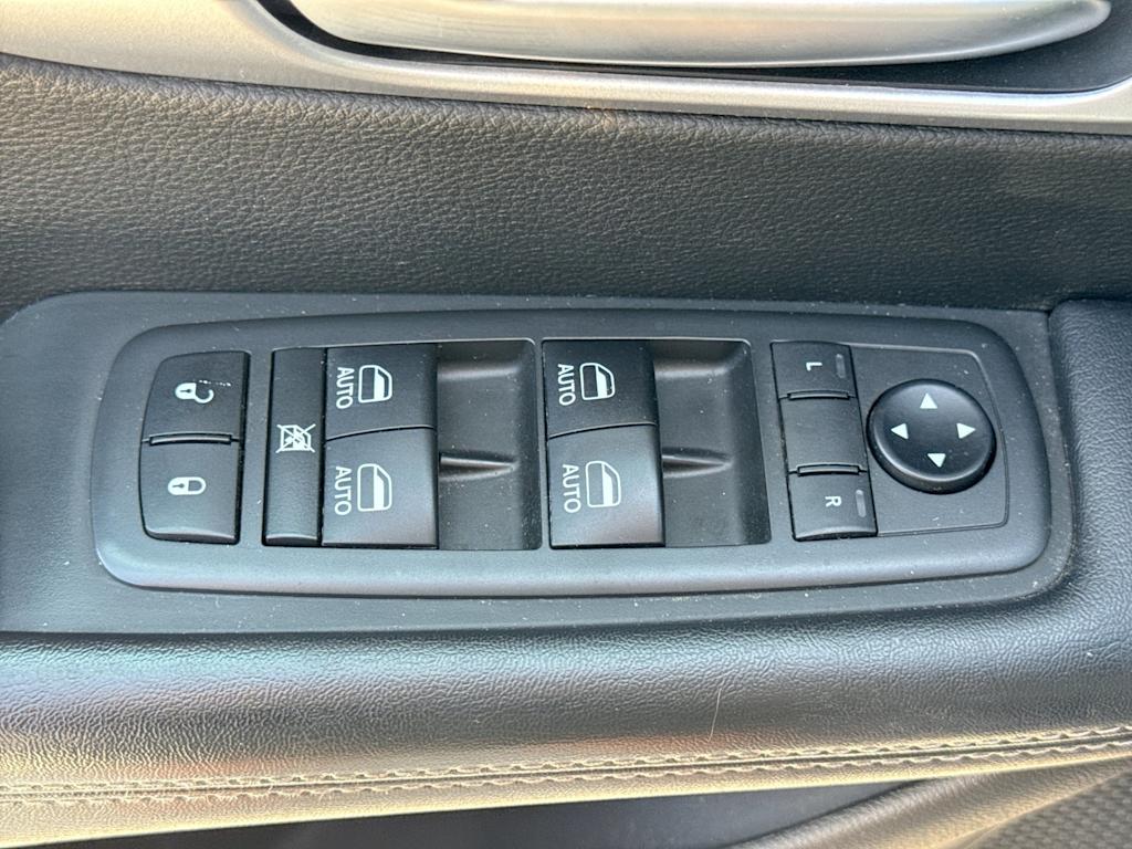 Thumbnail: 2018 Chrysler Pacifica - 22