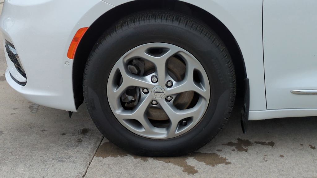 Thumbnail: 2023 Chrysler Pacifica - 8