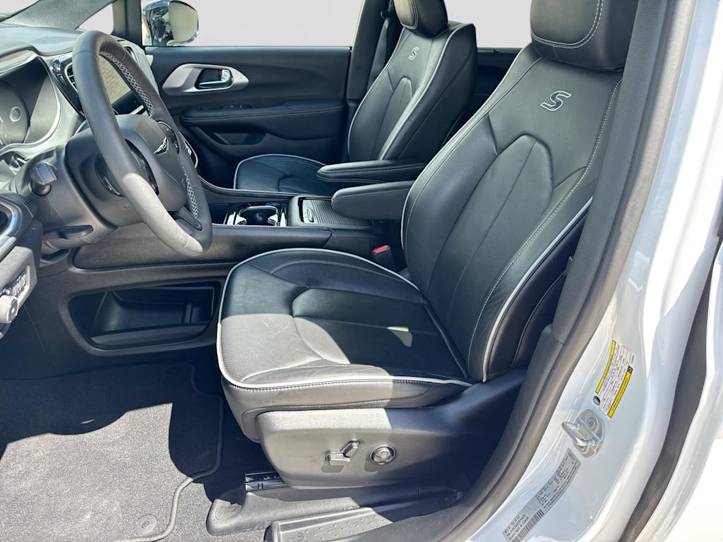 Thumbnail: 2026 Chrysler Pacifica - 10