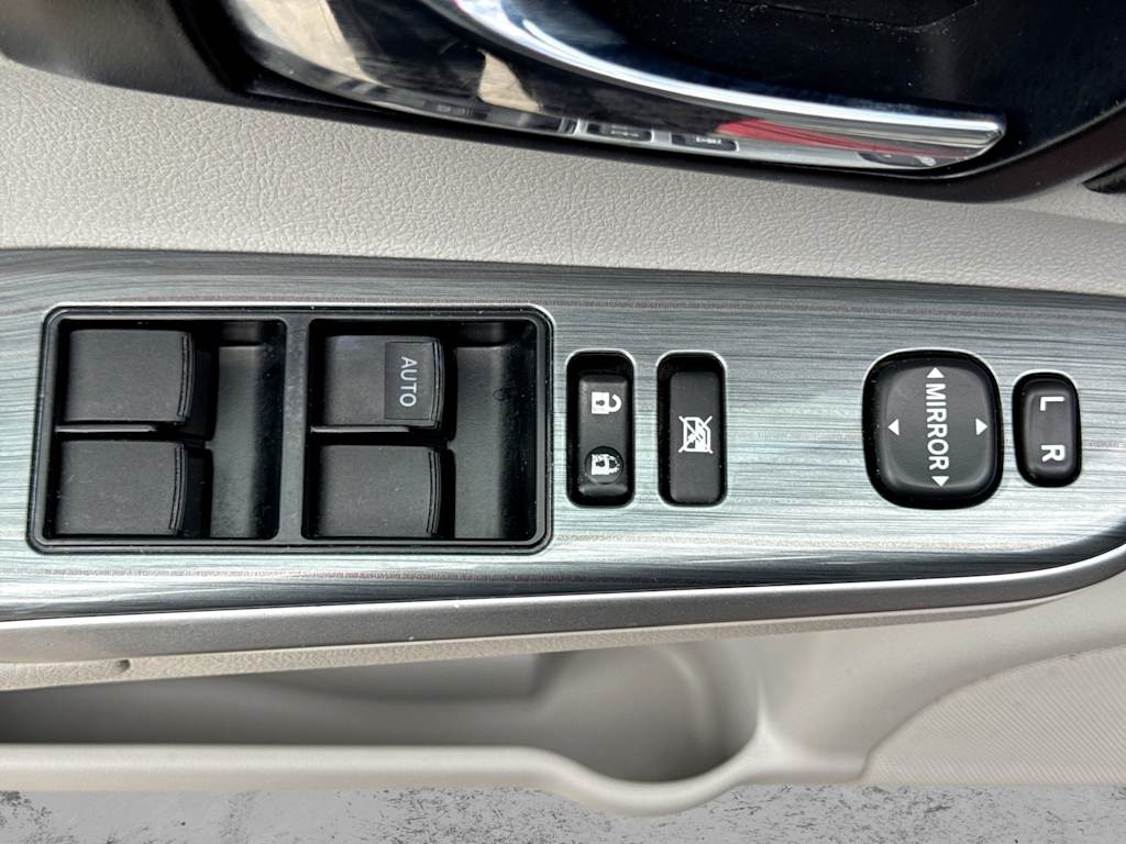 Thumbnail: 2012 Toyota Camry - 24