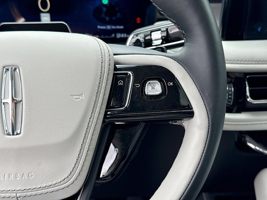 Thumbnail: 2025 Lincoln Aviator - 32