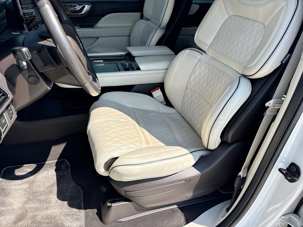 Thumbnail: 2021 Lincoln Navigator - 10