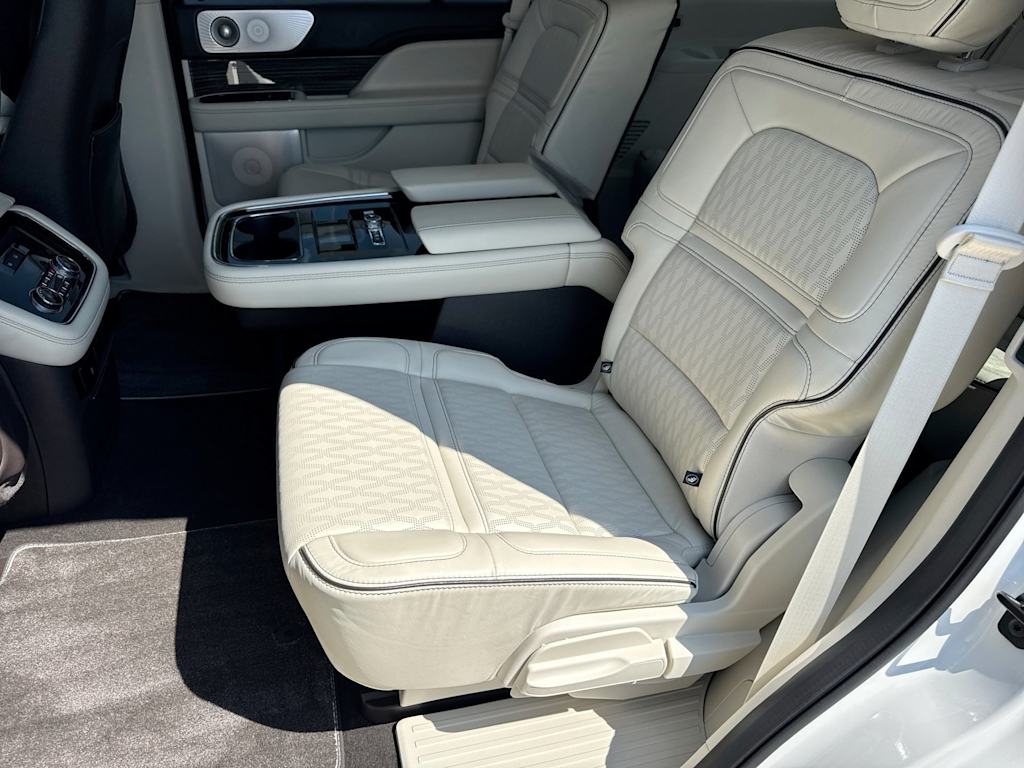 Thumbnail: 2021 Lincoln Navigator - 27