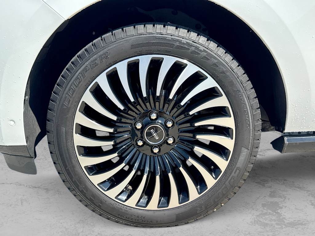 Thumbnail: 2021 Lincoln Navigator - 8