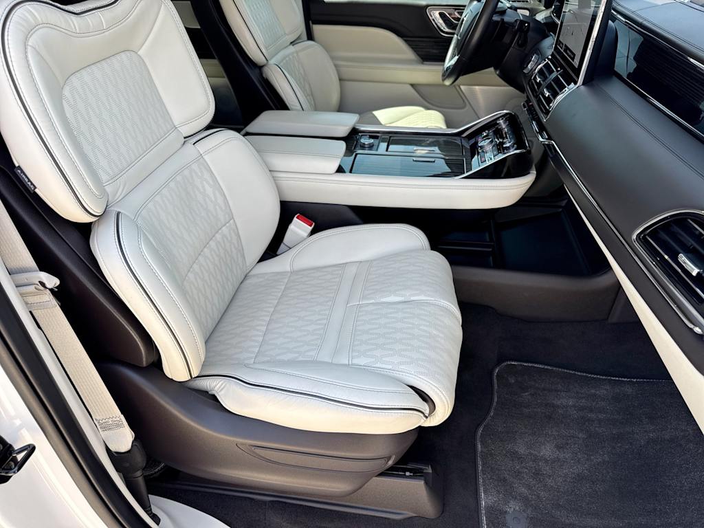 Thumbnail: 2021 Lincoln Navigator - 29