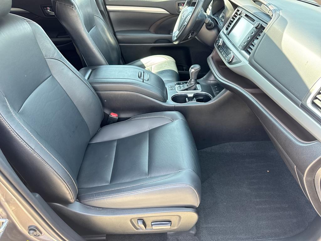 Thumbnail: 2019 Toyota Highlander - 28