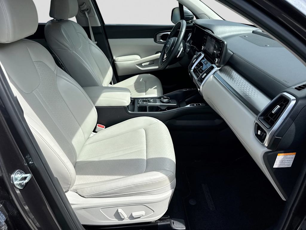 Thumbnail: 2023 Kia Sorento - 11